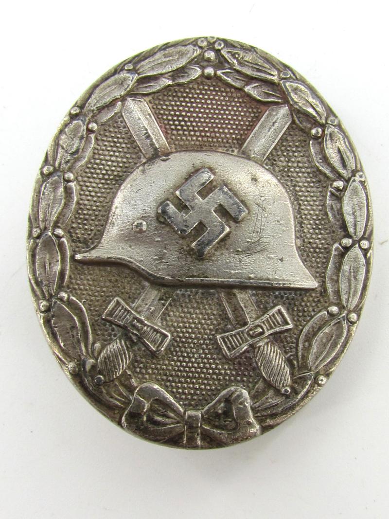 Woundbadge in Silver (VWA Schwarz) – maker “65”