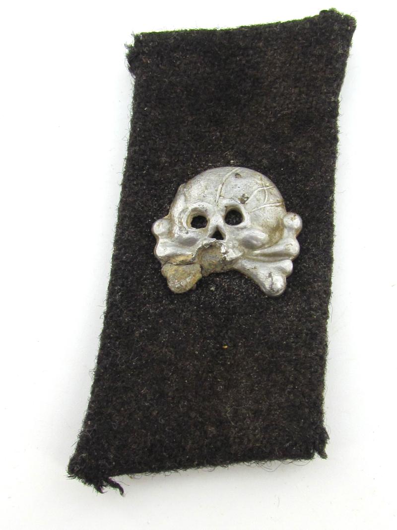 1x Wehrmacht Panzer Collartab with Skull ( Relic )