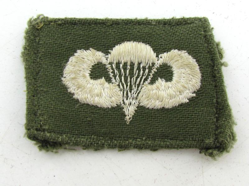 US WWII Para wings. Early cloth White on green.